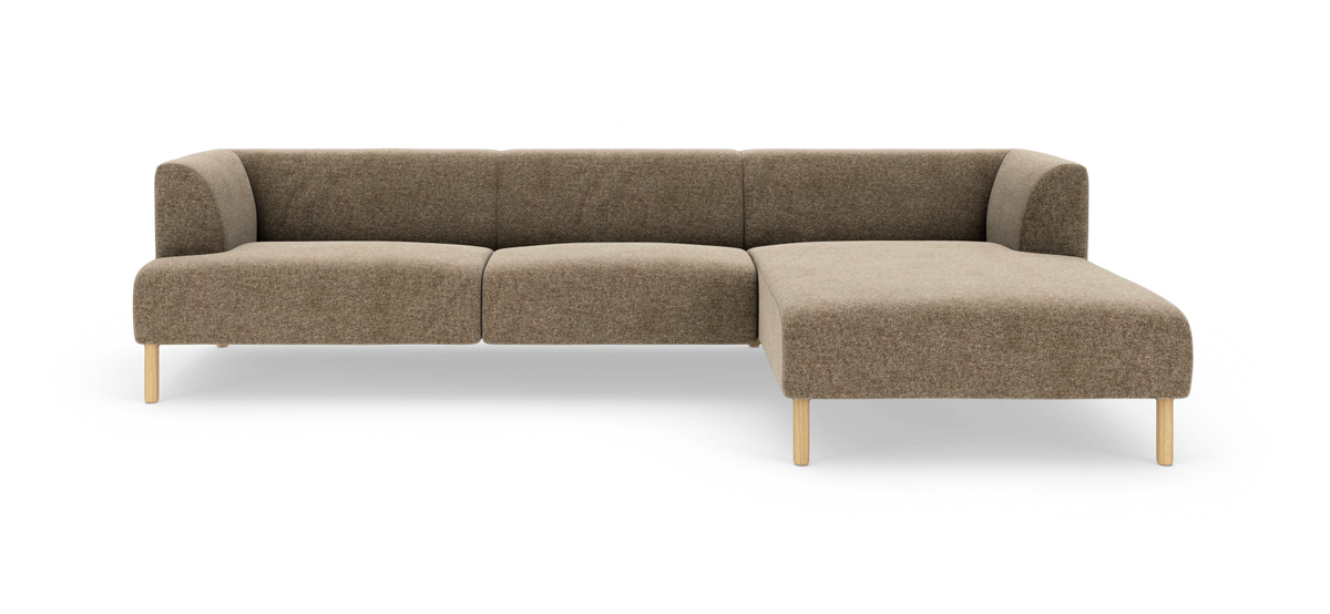 Brun L‑sofa med chaiselong til højre og lyse træben, frilagt på hvid baggrund.