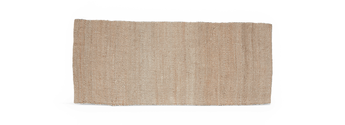 Rektangulært beige tæppe i naturmateriale, fritlagt på sort baggrund.