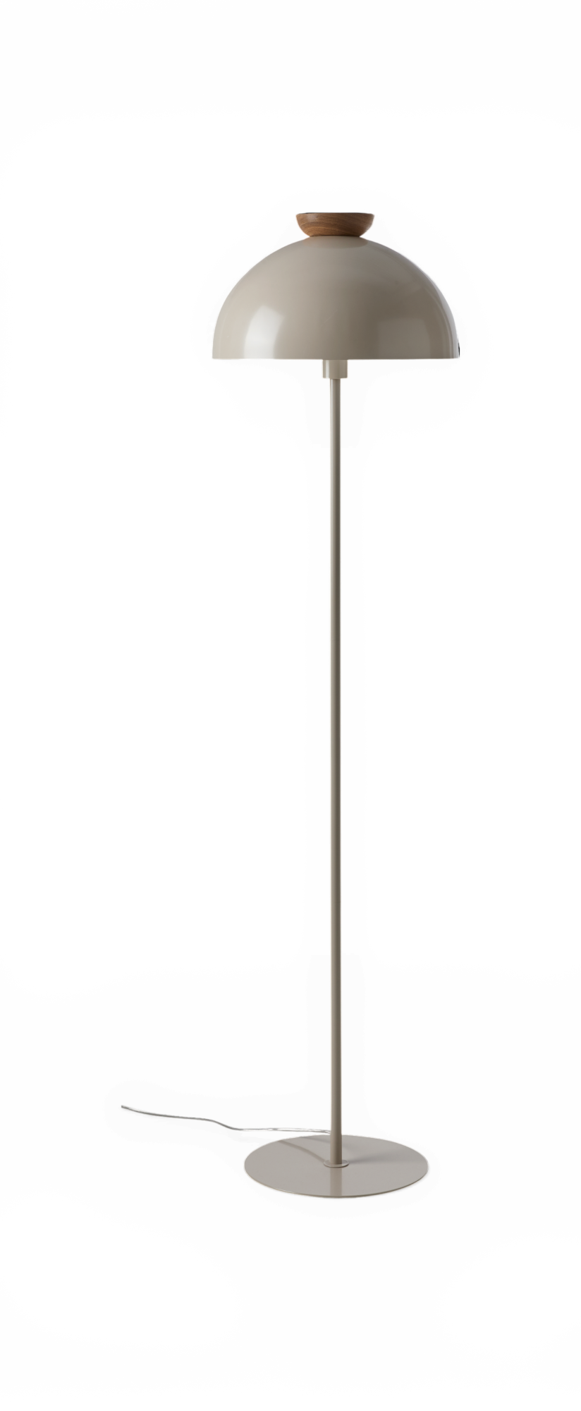 Beige gulvlampe med kuppelformet skærm og lille trædetalje på toppen, frilagt mod sort baggrund.