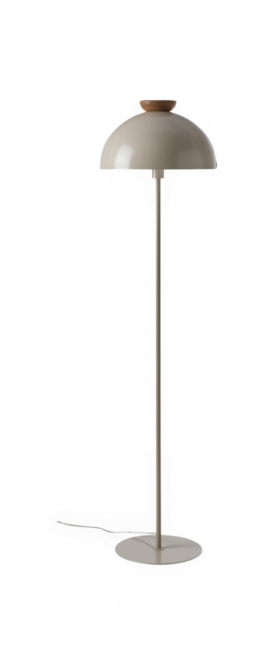 Beige gulvlampe med kuppelformet skærm og lille trædetalje på toppen, frilagt mod sort baggrund.