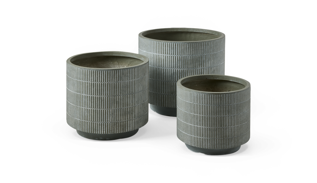 Sæt med tre grå riflede cylindriske urtepotter i forskellige størrelser.