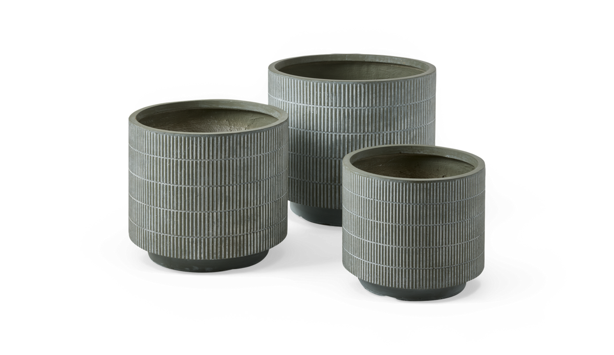 Sæt med tre grå riflede cylindriske urtepotter i forskellige størrelser.