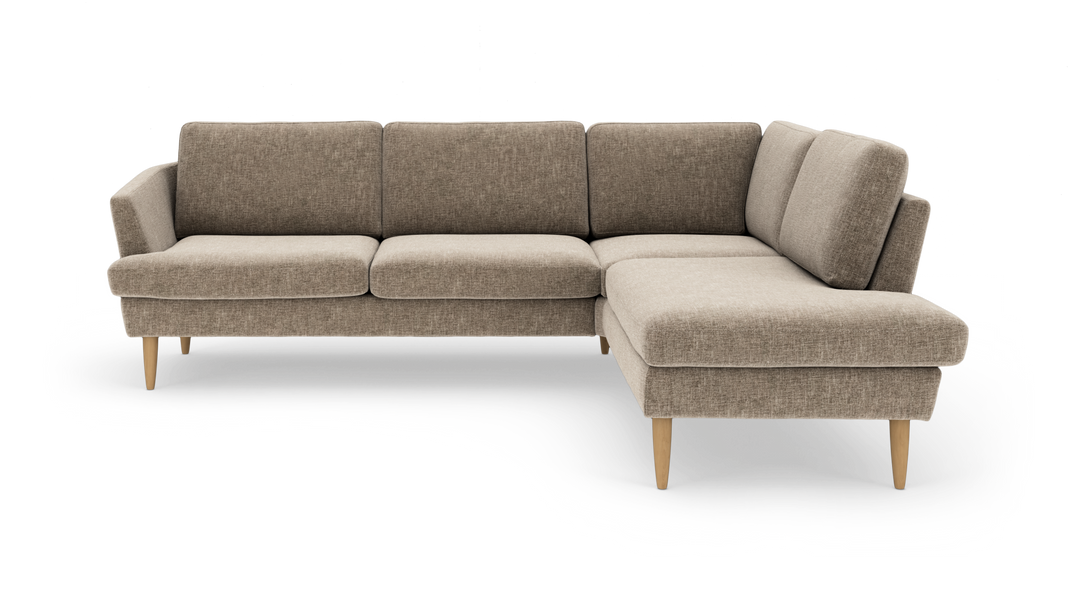 Beige L-formet hjørnesofa med træben i skandinavisk stil, frilagt på hvid baggrund.