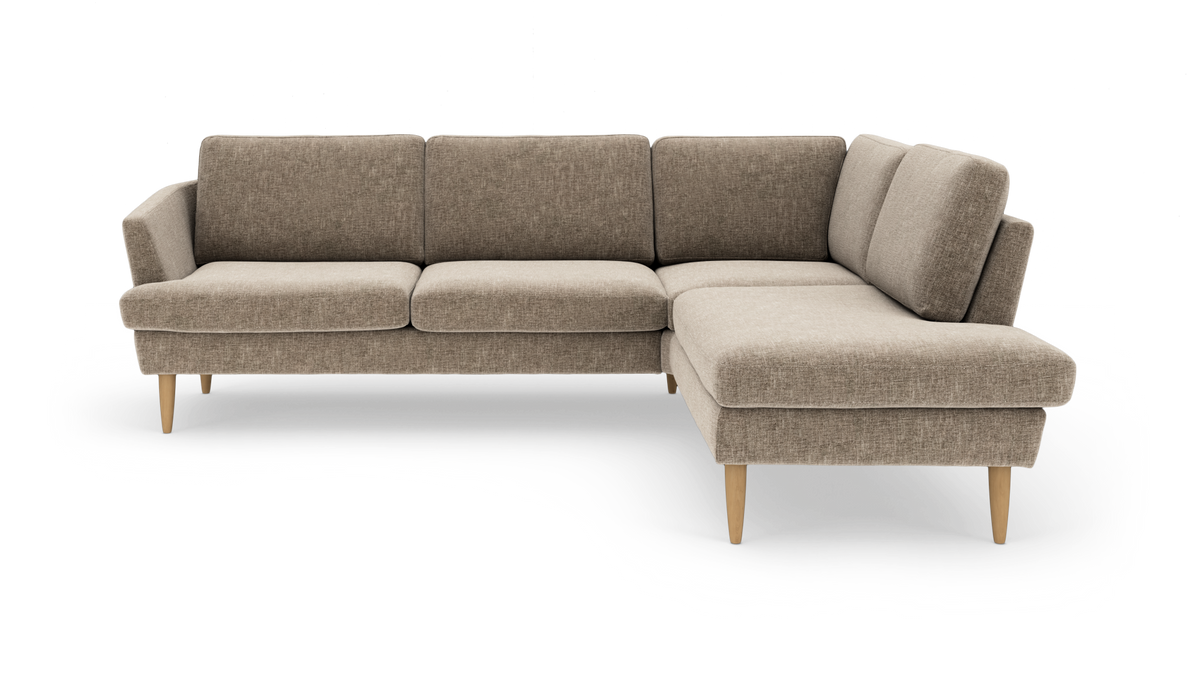 Beige L-formet hjørnesofa med træben i skandinavisk stil, frilagt på hvid baggrund.