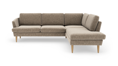 Beige L-formet hjørnesofa med træben i skandinavisk stil, frilagt på hvid baggrund.