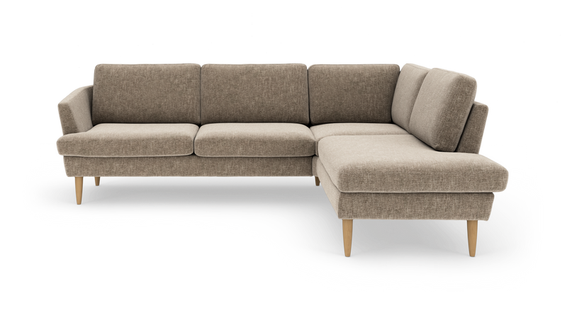 Beige L-formet hjørnesofa med træben i skandinavisk stil, frilagt på hvid baggrund._ps