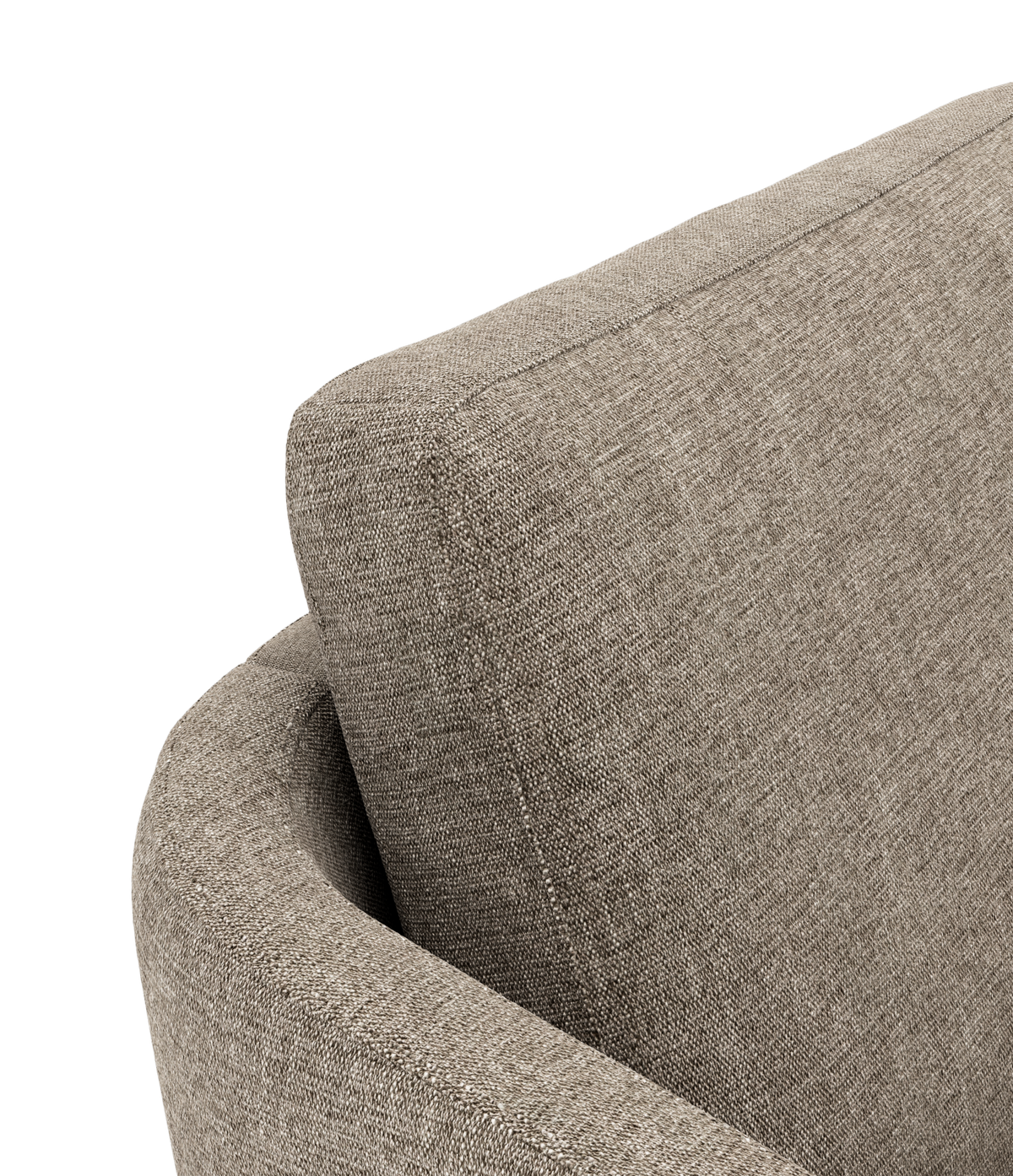 Nærbillede af beige stofbetrukket sofa-ryg og afrundet armlæn i skrå vinkel, fritlagt.
