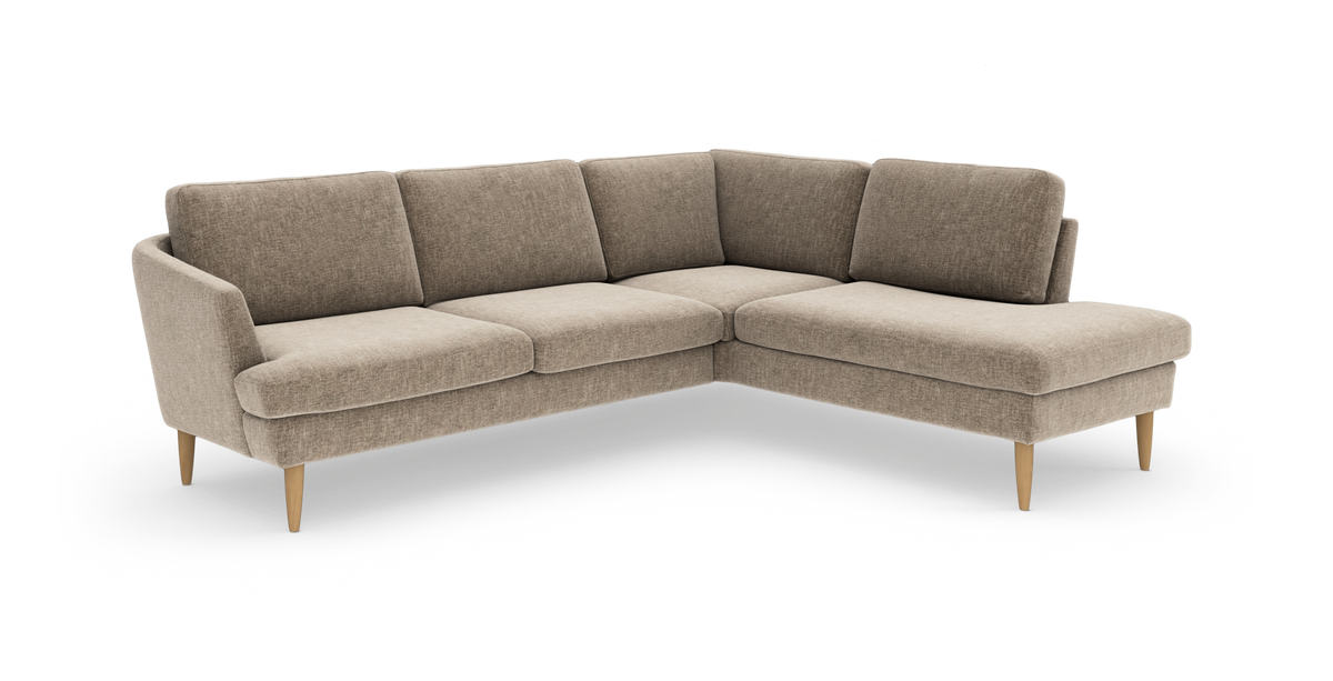 L-formet beige hjørnesofa med chaiselong til højre, polstret i stof og med lyse træben i et moderne minimalistisk design.