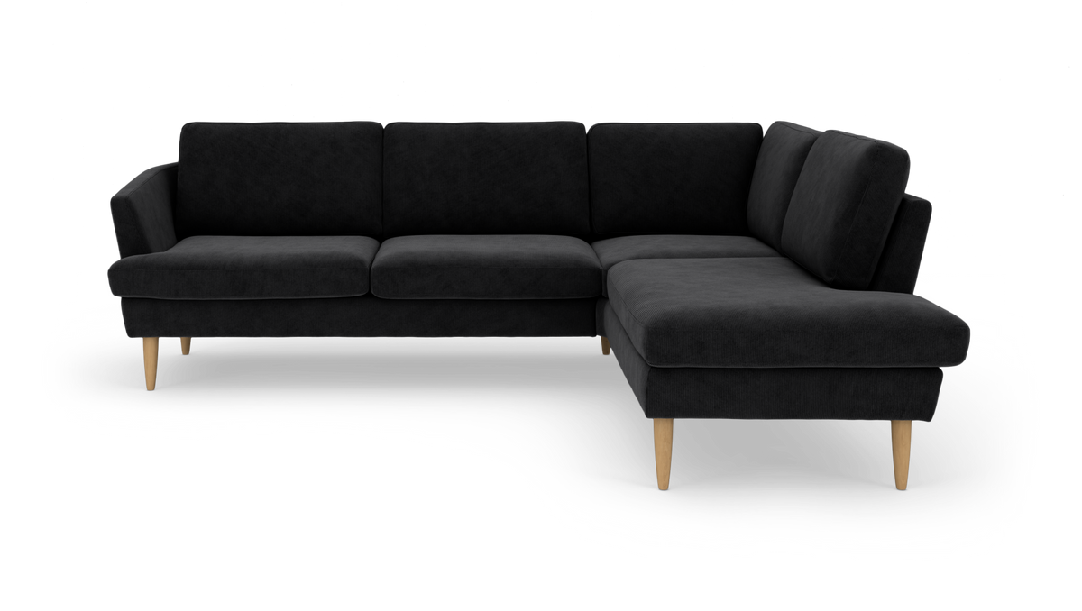 Sort hjørnesofa med træben, isoleret på hvid baggrund.