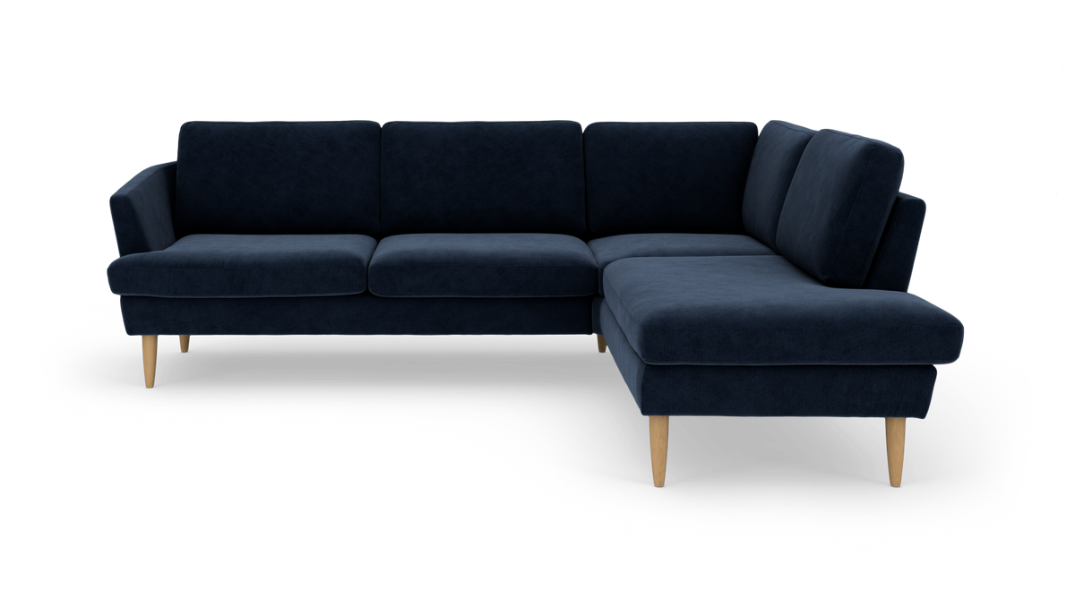 Mørkeblå hjørnesofa med chaiselong i højre side og lyse træben, minimalistisk design.