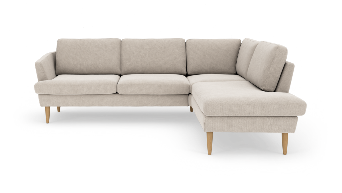 Beige hjørnesofa med chaiselong til højre og træben, fritlagt på hvid baggrund.