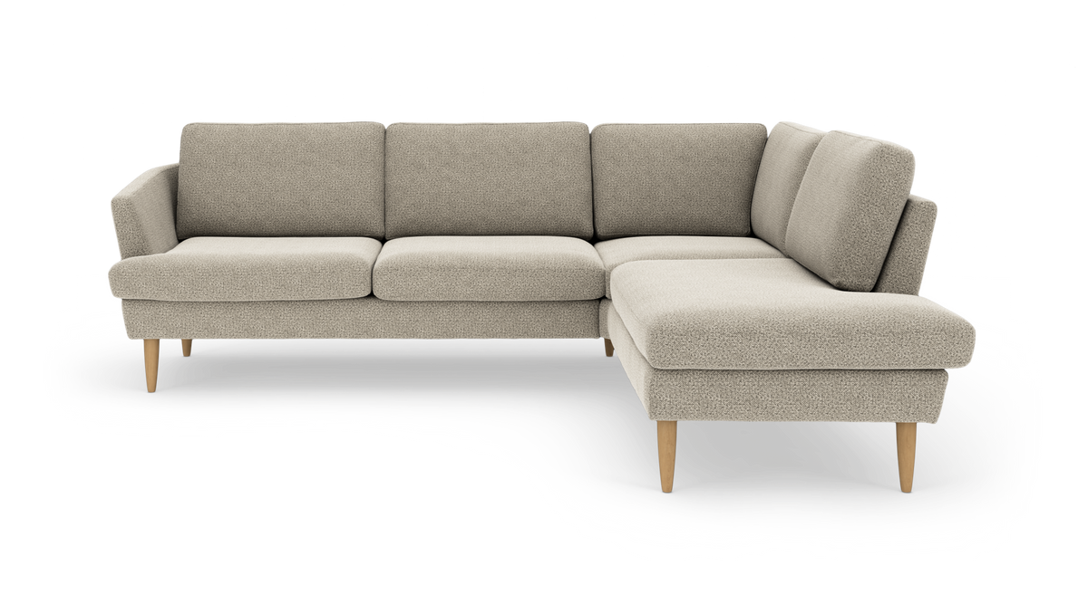 Beige hjørnesofa med chaiselong til højre og koniske træben, frilagt produktbillede.