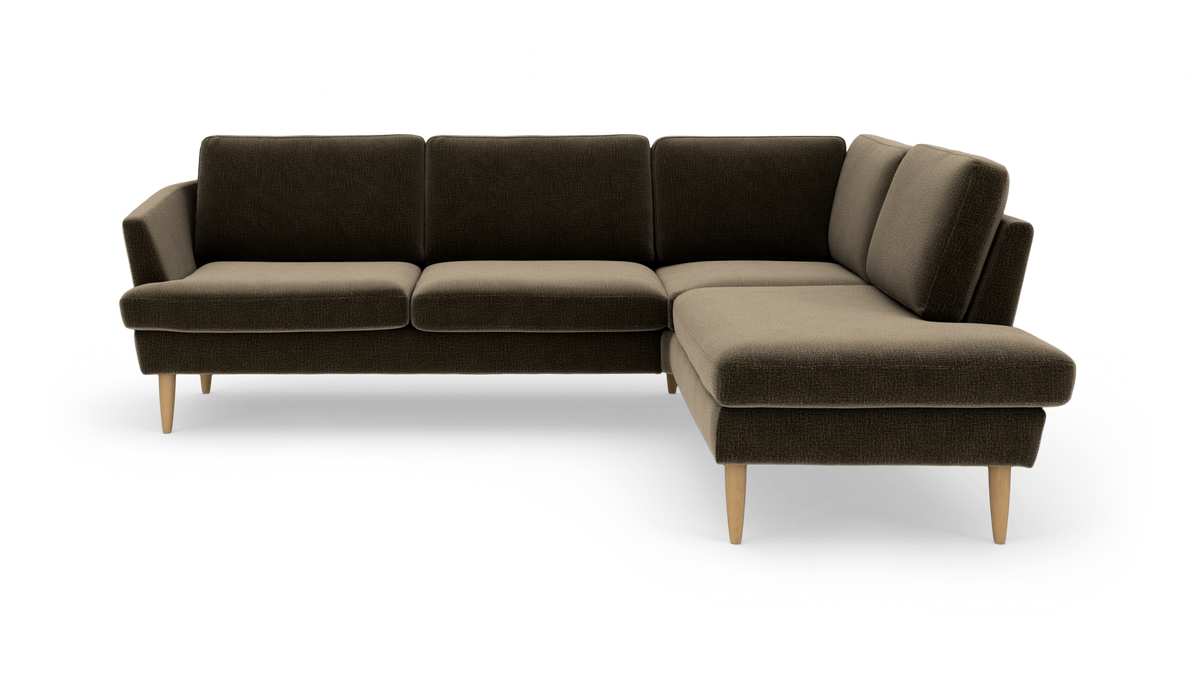 L-sofa i mørkebrunt stof med beige chaiselong til højre og koniske ben i lyst træ, fritlagt på hvid baggrund.