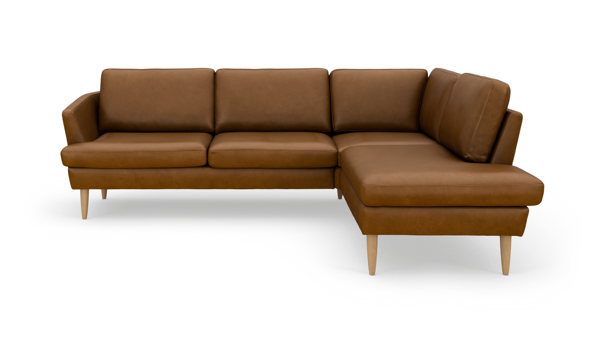 Brun hjørnesofa i læder med chaiselong til højre på træben, fritlagt mod hvid baggrund.