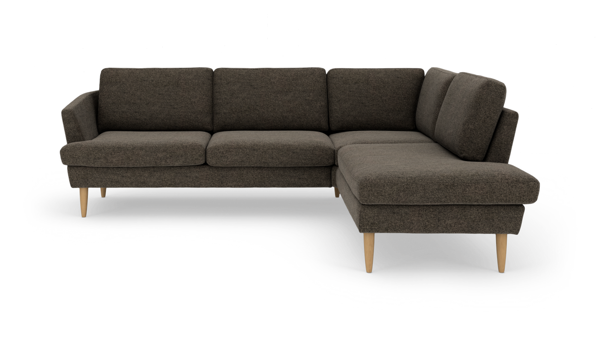 Mørk brun/grå L‑sofa med chaiselong til højre og lyse træben, fritstående på hvid baggrund.