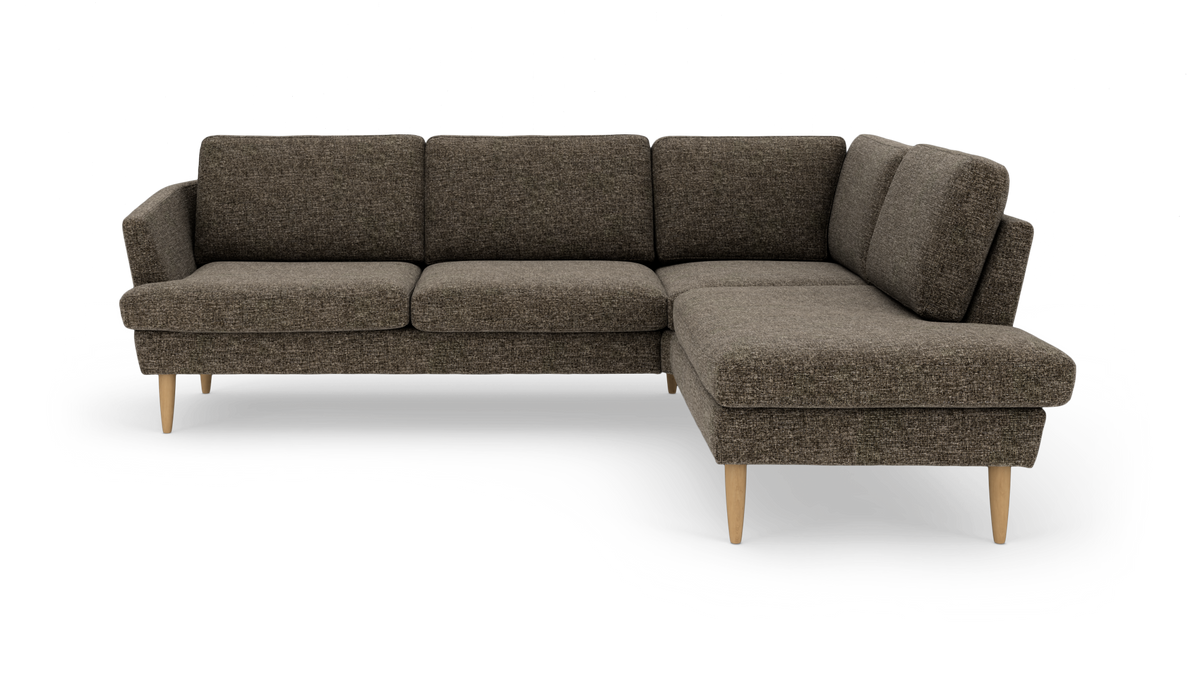 Brun L‑formet hjørnesofa i stof med højre chaiselong og koniske træben, frilagt på hvid baggrund.