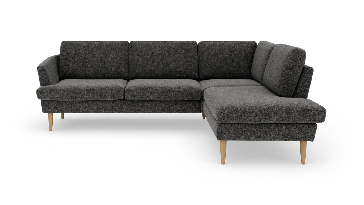 Mørkegrå hjørnesofa i stof med træben, L‑form med højrevendt chaiselong.