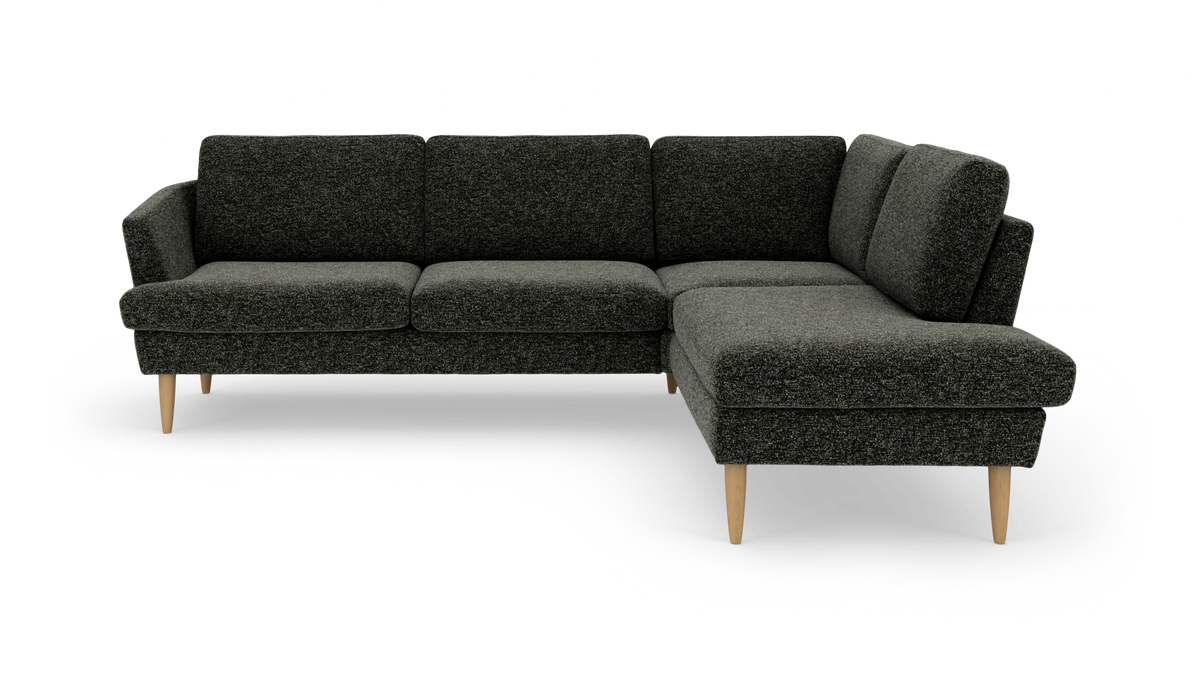 Mørkegrå hjørnesofa med chaiselong til højre og lyse, koniske træben.