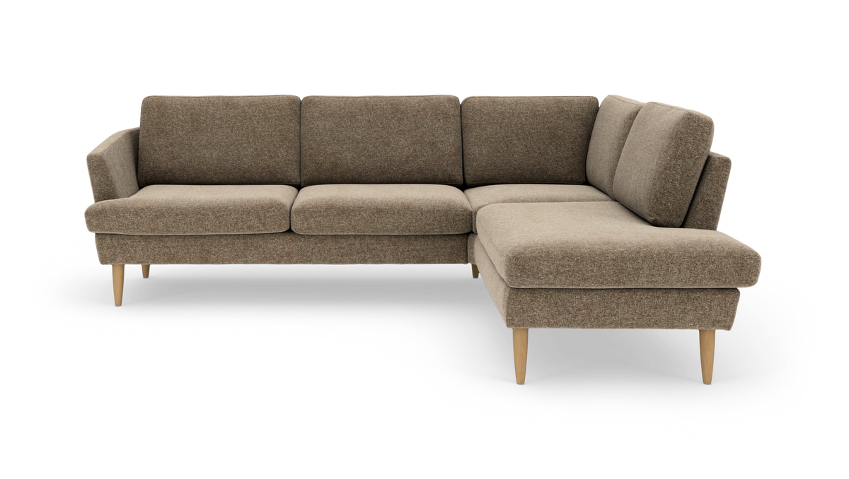 Brun hjørnesofa i stof med chaiselong til højre og slanke træben, frilagt på hvid baggrund.
