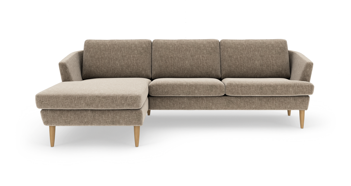 Beige hjørnesofa med venstrevendt chaiselong og koniske ben i lyst træ, frilagt mod hvid baggrund.