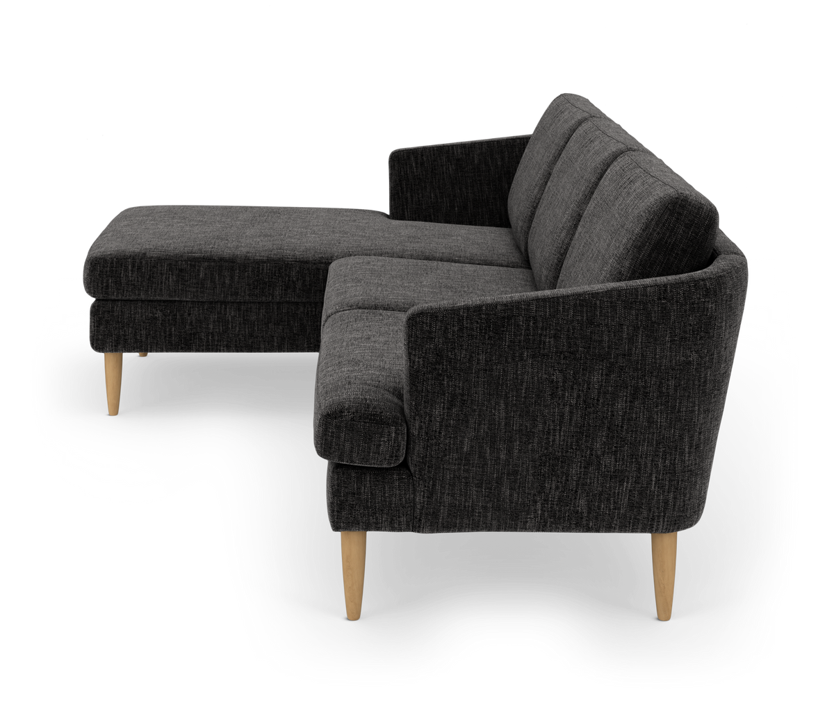 Mørkegrå hjørnesofa med chaiselong og lyse træben, frilagt på hvid baggrund.