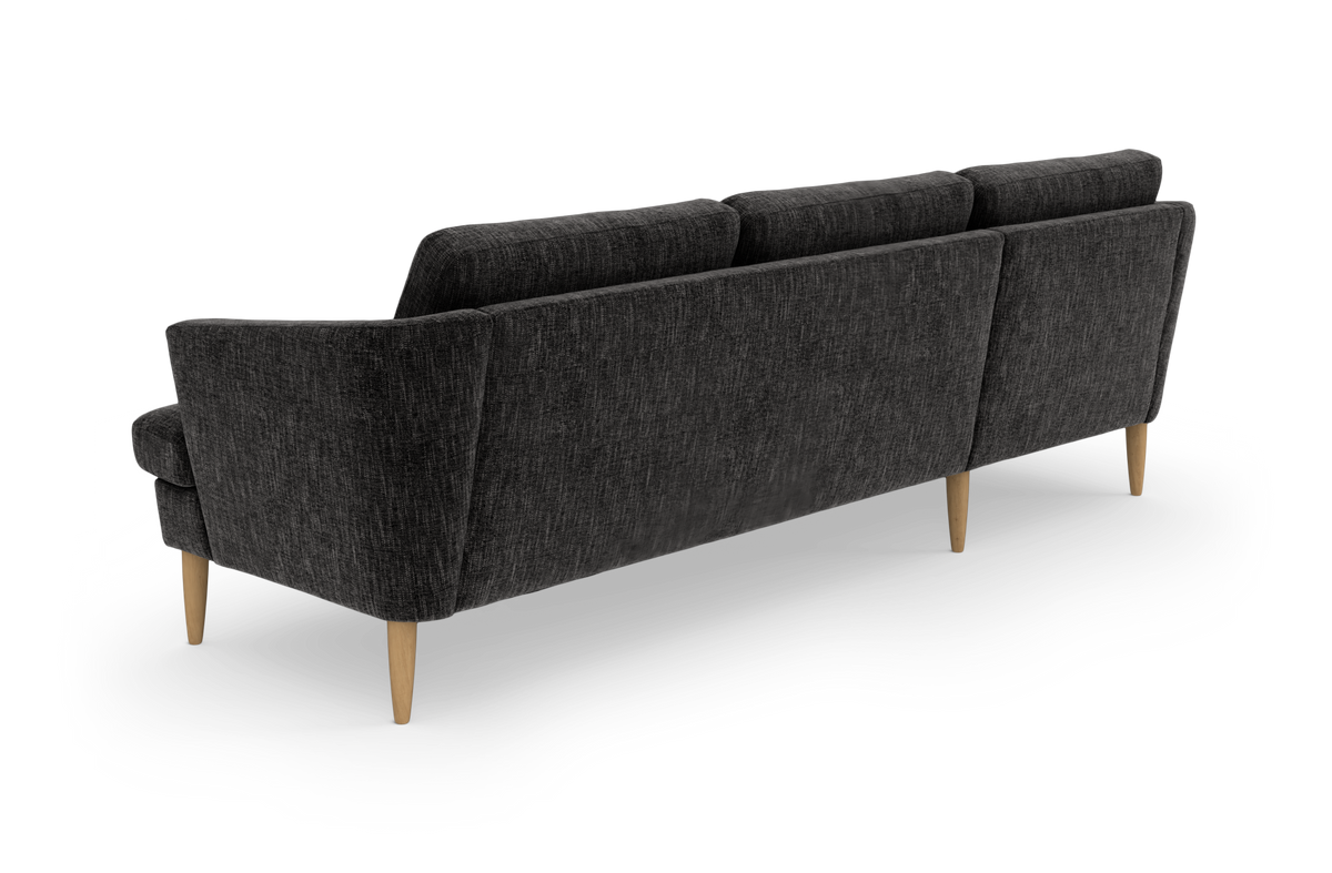 Mørkegrå tresæders sofa med træben, set bagfra i vinkel.