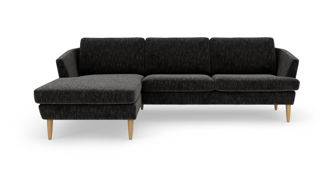 Mørkegrå hjørnesofa med venstrevendt chaiselong og lyse træben, frilagt på hvid baggrund.