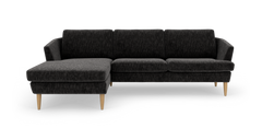 Mørkegrå hjørnesofa med venstrevendt chaiselong og lyse træben, frilagt på hvid baggrund.