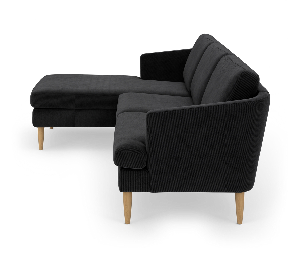 Mørkegrå hjørnesofa med chaiselong og lyse træben, set skråt forfra.