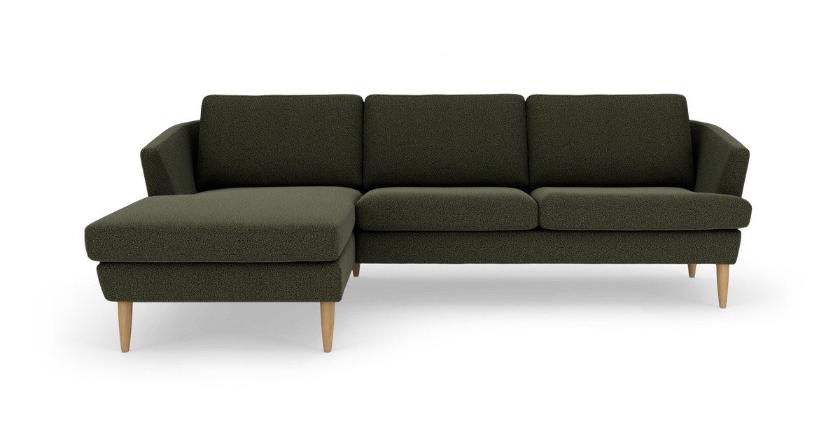 Mørkegrøn modulsofa med venstrevendt chaiselong og træben, frilagt mod hvid baggrund.