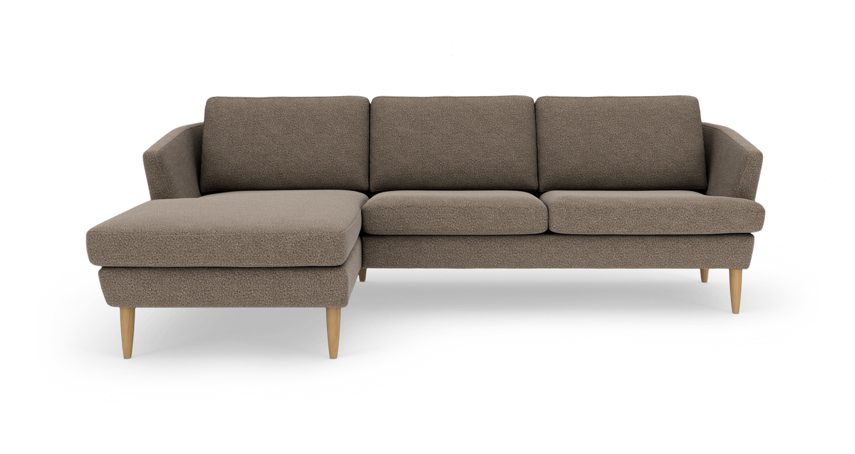 Brunbeige hjørnesofa med venstrevendt chaiselong og lyse træben, frilagt på hvid baggrund.