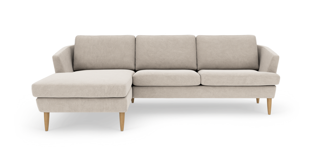 Beige hjørnesofa med venstrevendt chaiselong og træben på hvid baggrund.