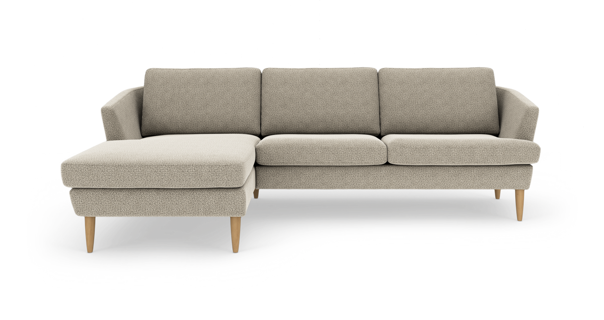 Beige hjørnesofa med venstrevendt chaiselong, tre ryghynder og tilspidsede træben i moderne skandinavisk design.