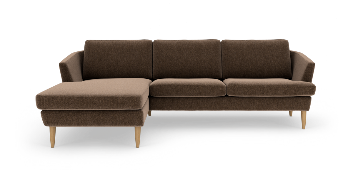 Brun modulsofa med venstrevendt chaiselong og lyse træben, frilagt på hvid baggrund.