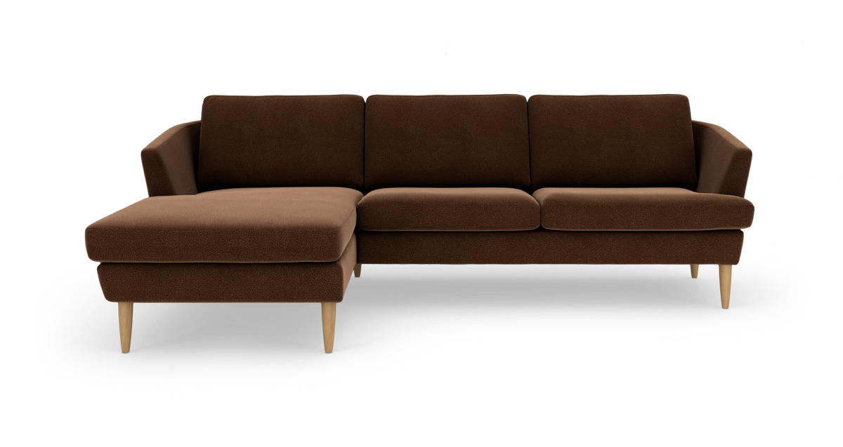 Brun hjørnesofa med venstrevendt chaiselong og koniske træben på hvid baggrund.