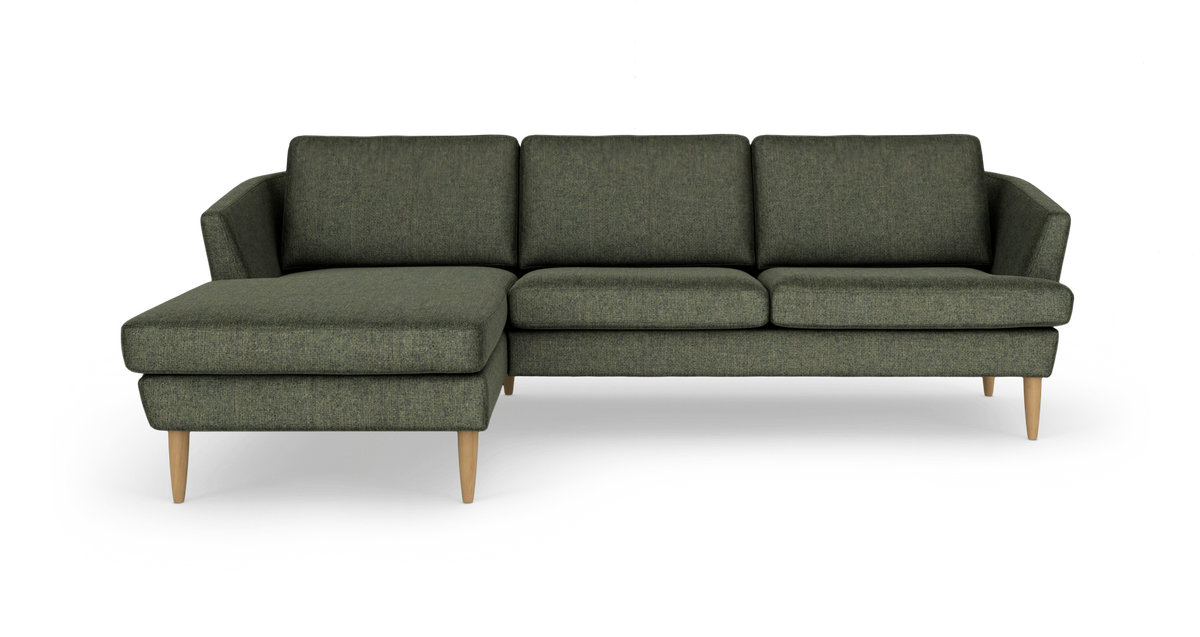 Grøn hjørnesofa med venstre chaiselong og træben, frilagt på hvid baggrund.