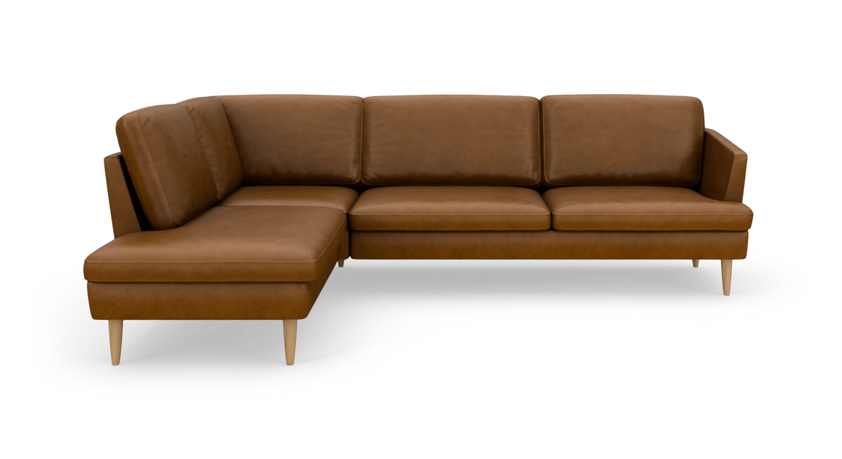 Brun hjørnesofa i læder med venstre chaiselong, træben og rene linjer på hvid baggrund.