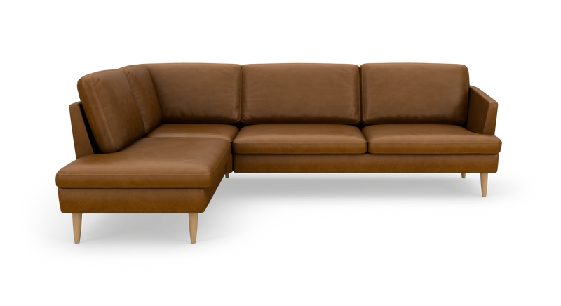 Brun hjørnesofa i læder med venstre chaiselong, træben og rene linjer på hvid baggrund._ps
