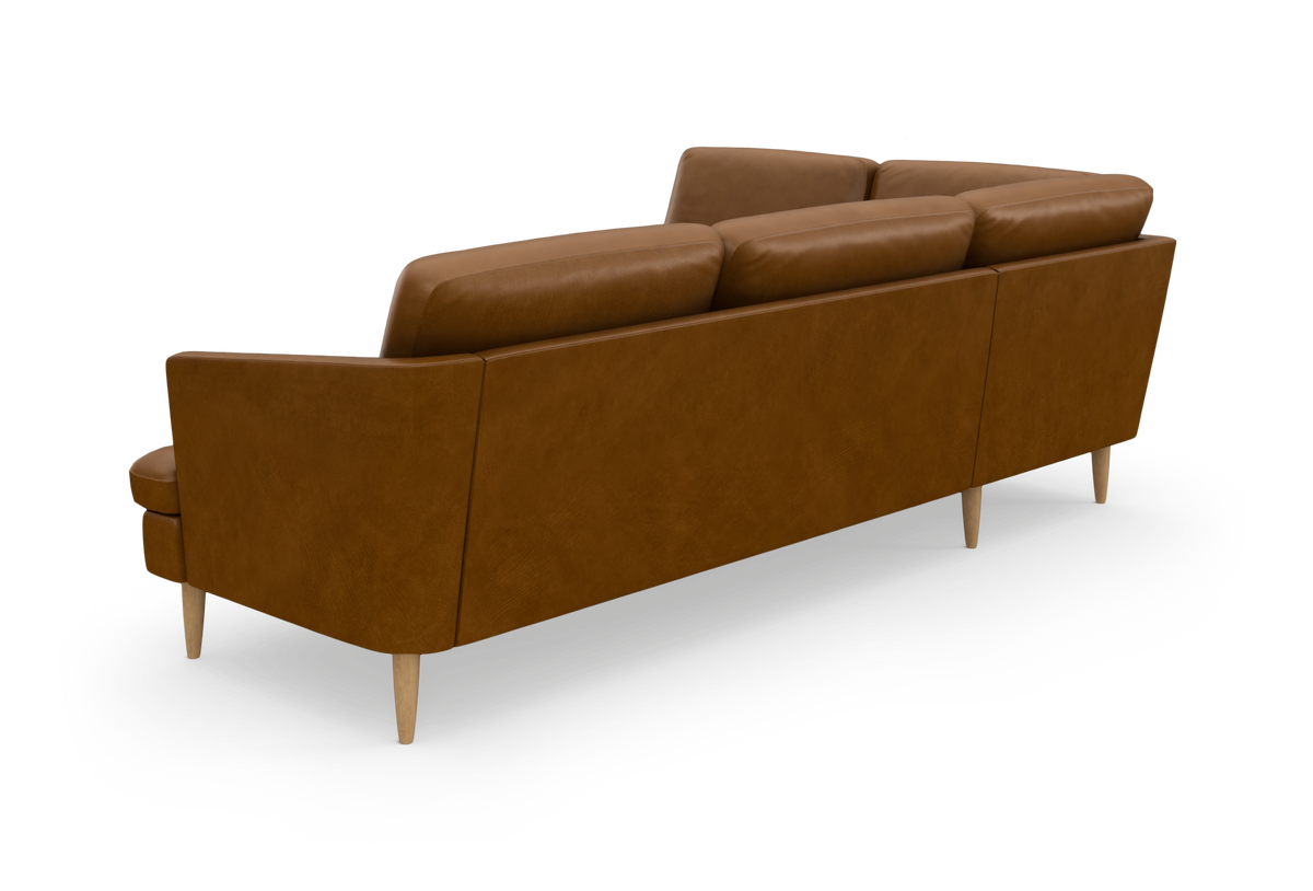 Brun tresæders lædersofa set bagfra med slanke træben på hvid baggrund.
