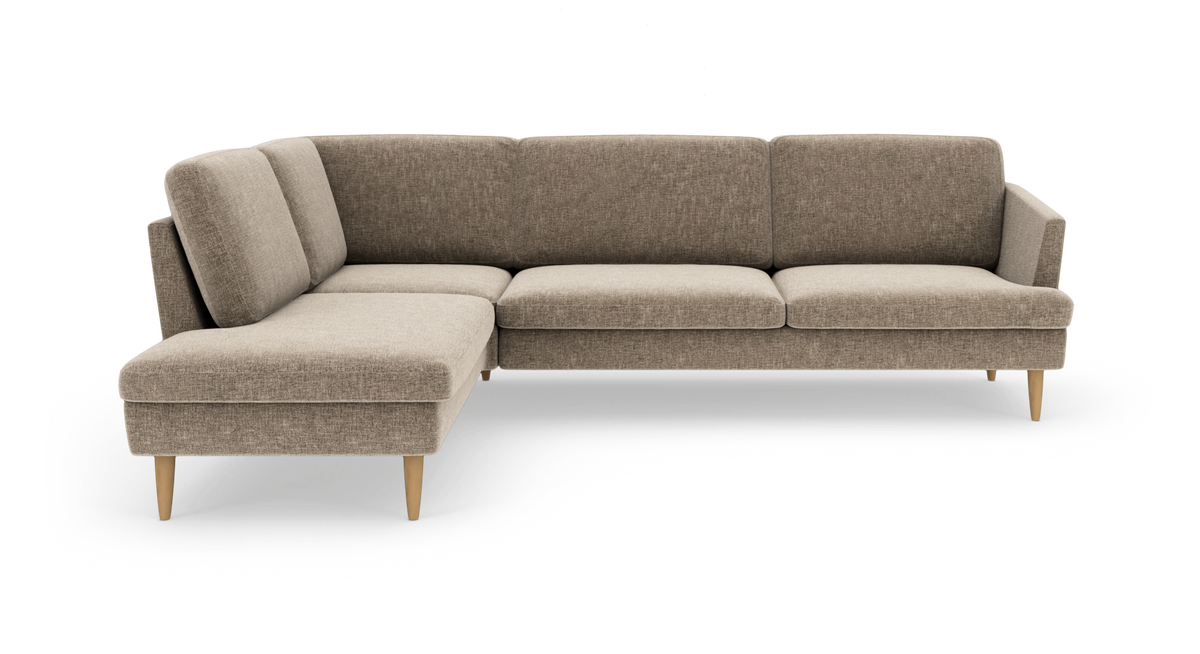Beige L-formet modulsofa med træben, frilagt på hvid baggrund.