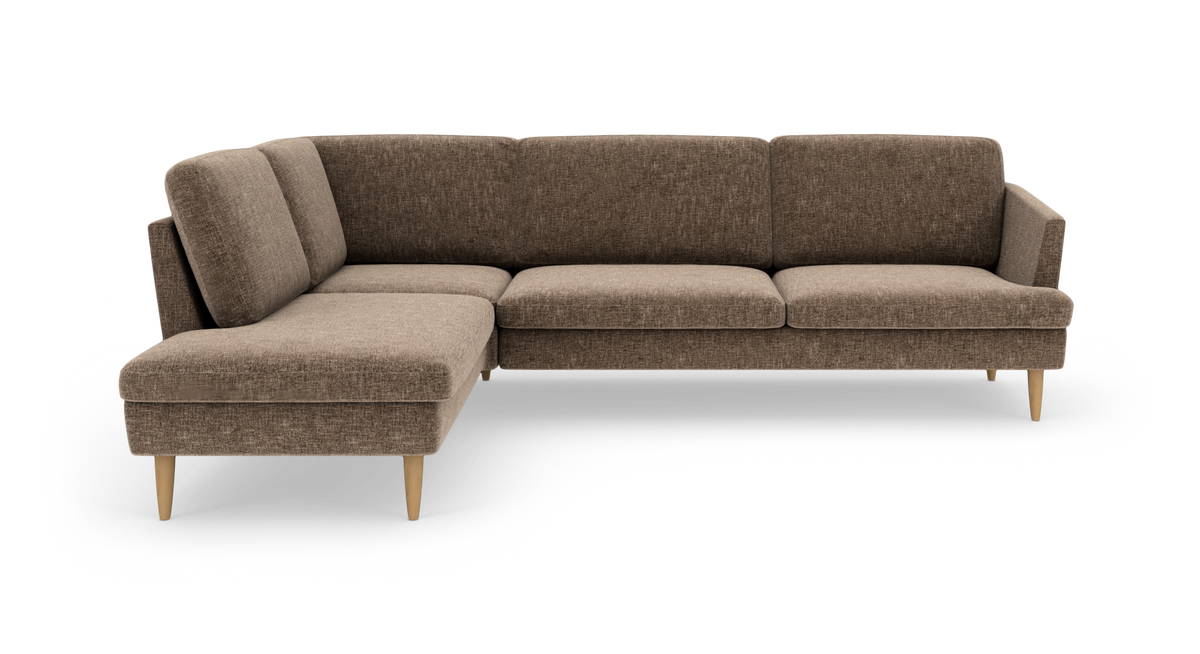 Brun L-formet hjørnesofa i stof med lyse træben, frilagt på hvid baggrund.
