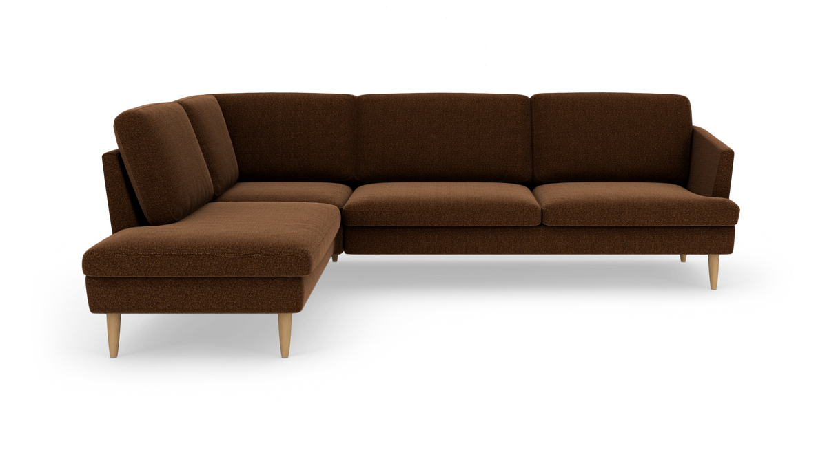Brun L-formet modulsofa med chaiselong til venstre og lyse træben, frilagt på hvid baggrund.