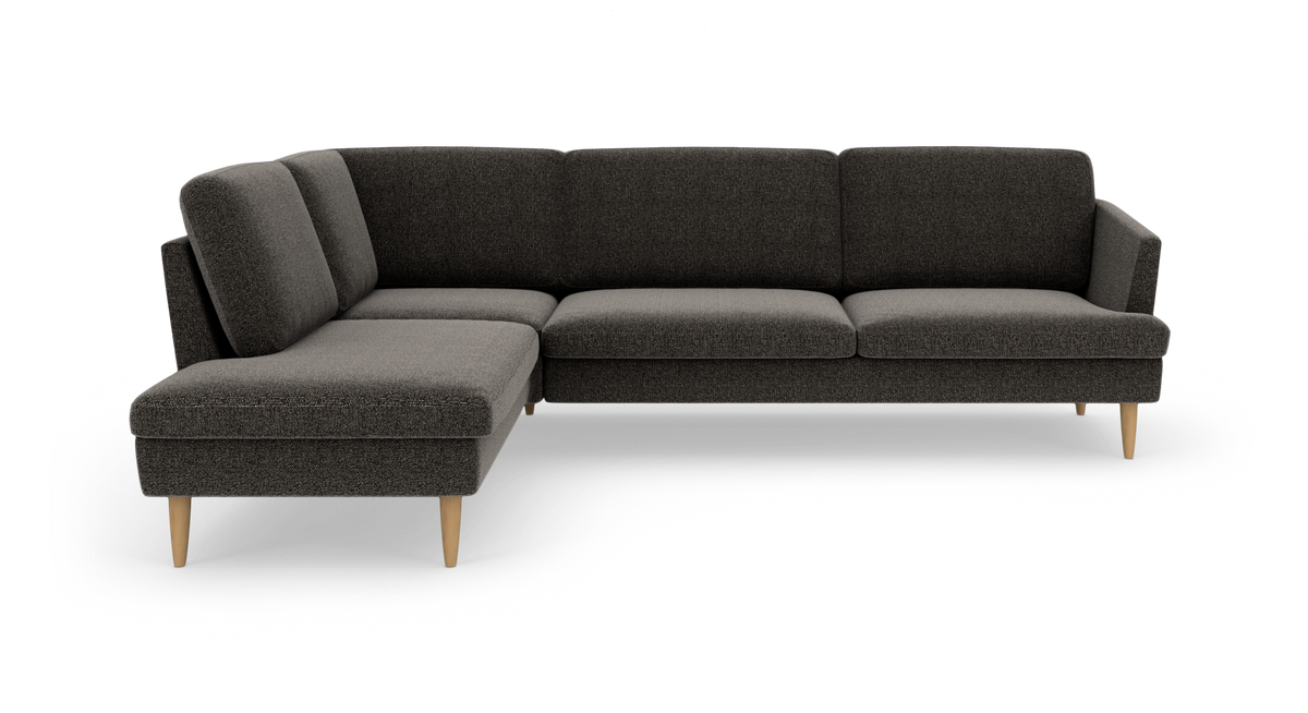 Mørkegrå L‑sofa med venstrevendt chaiselong og træben, fritlagt på hvid baggrund.