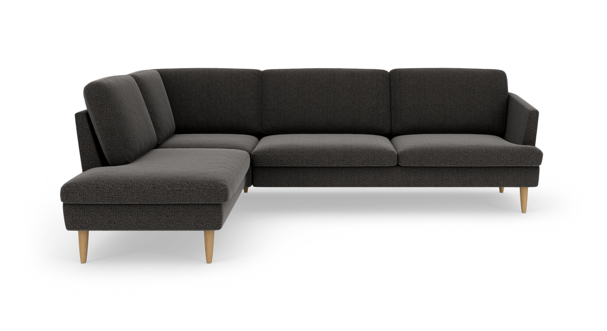 Mørkegrå hjørnesofa med venstrevendt chaiselong og lyse træben.