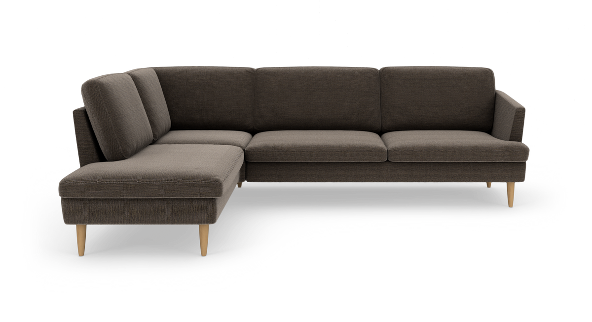 Mørkebrun L‑formet hjørnesofa i stof med lyse træben.