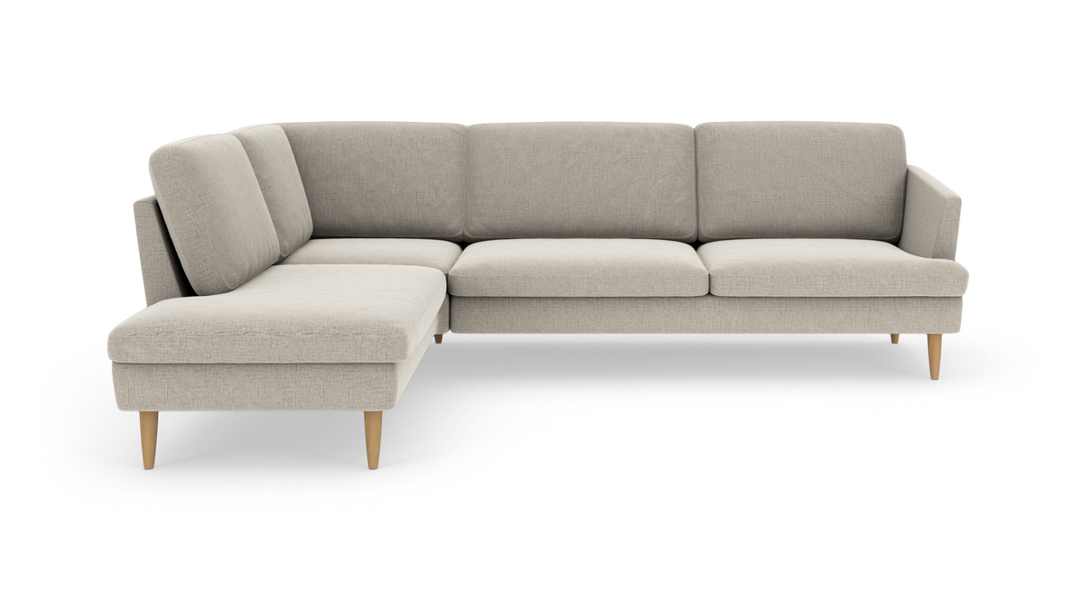 L-formet beige hjørnesofa med chaiselong til venstre og træben, frilagt på hvid baggrund.