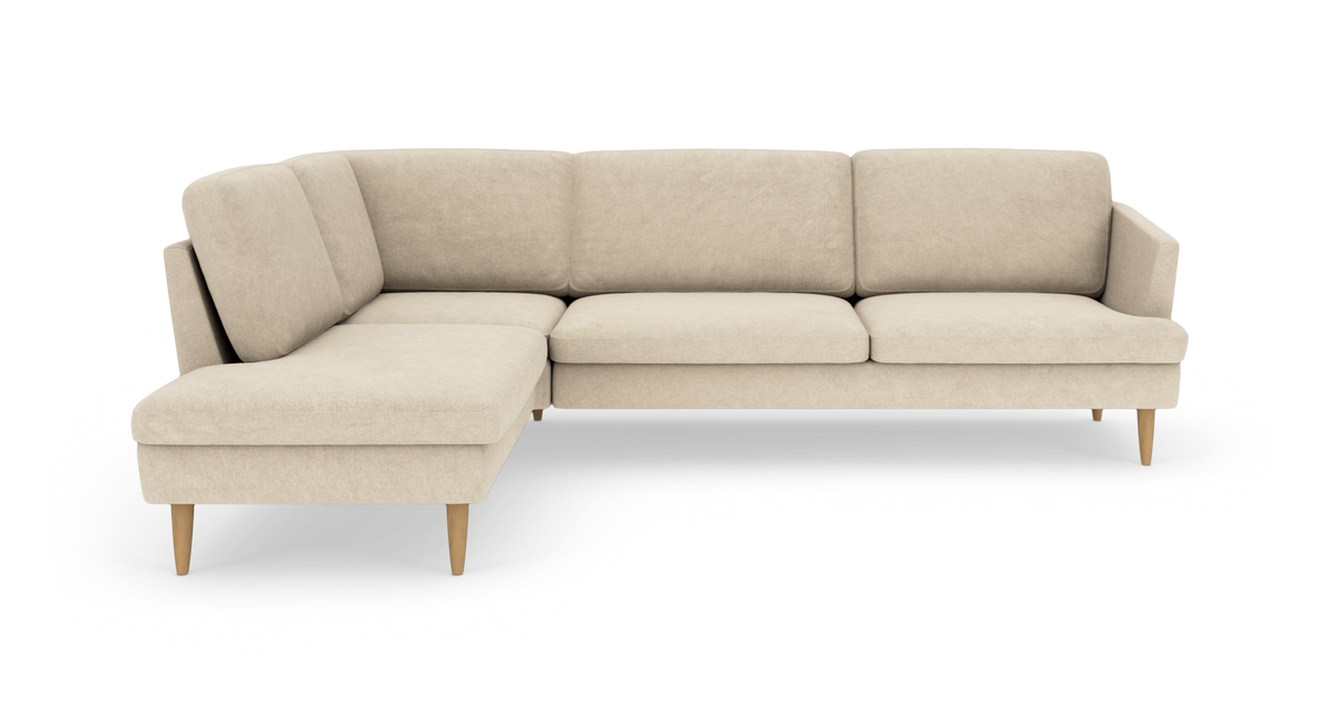 Beige L-formet hjørnesofa med chaiselong til venstre og slanke træben, frontvisning på hvid baggrund.