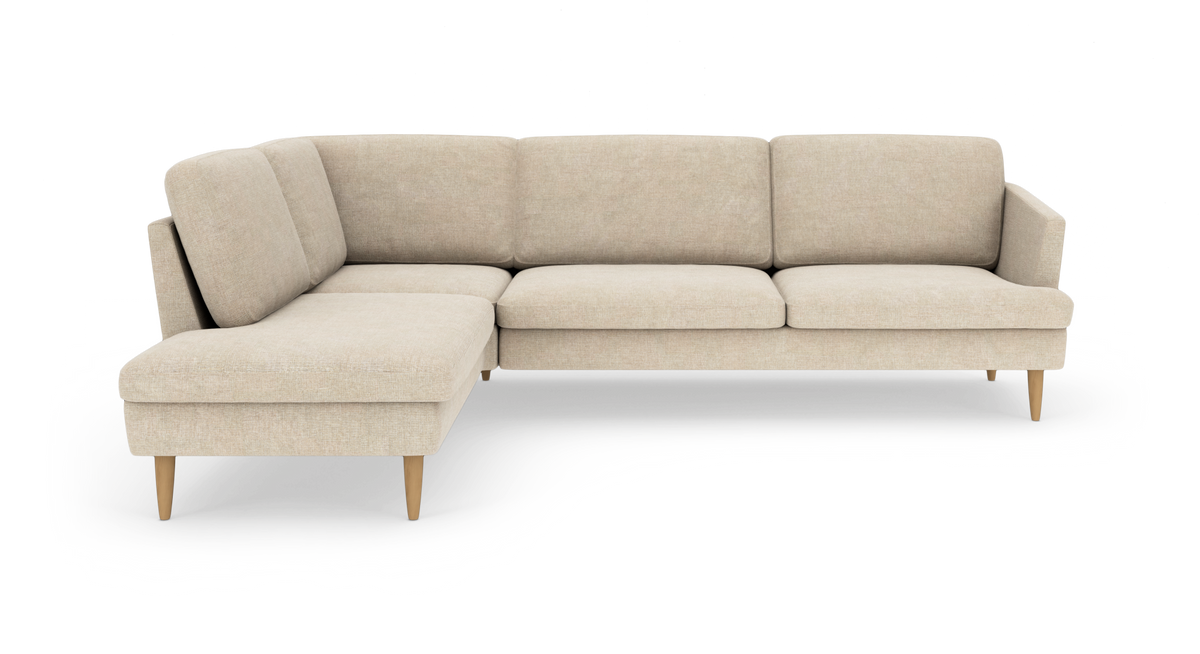 Beige L-formet modulsofa med venstrevendt chaiselong på koniske træben, frilagt på hvid baggrund.