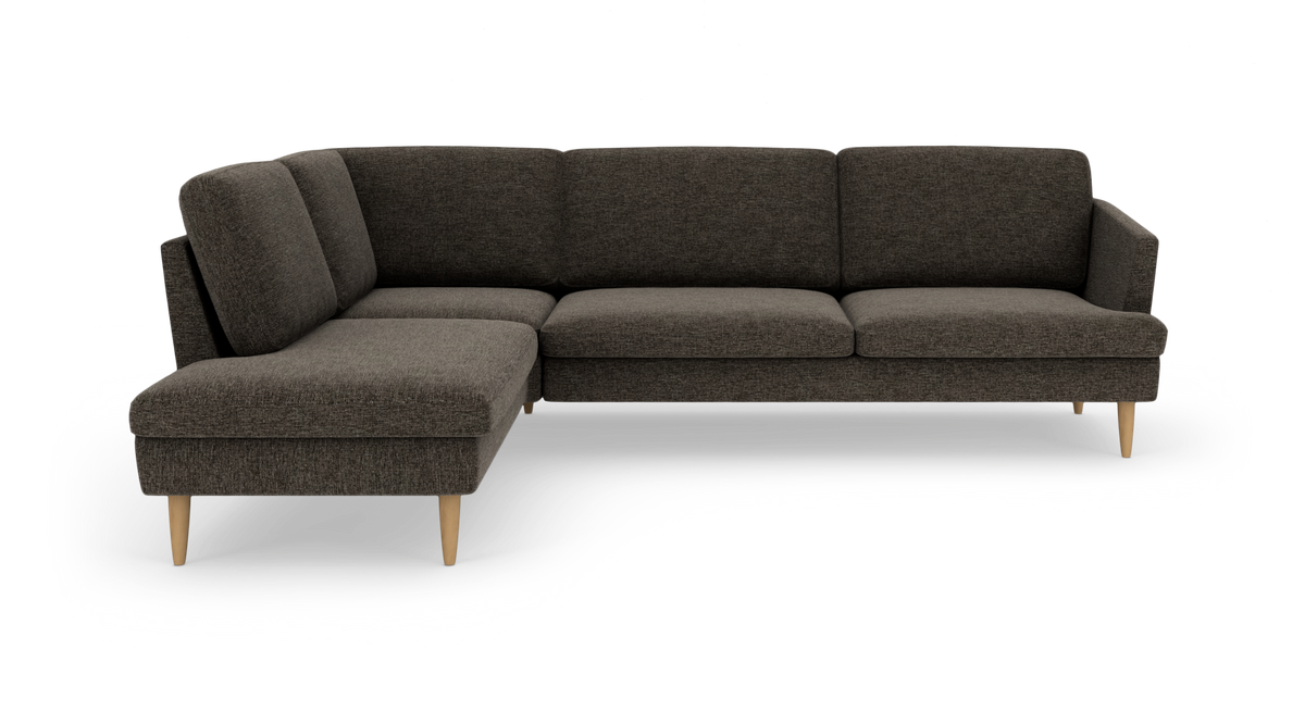 Mørkegrå L-sofa med venstrevendt chaiselong, stofbetræk og lyse træben, frilagt produktbillede.