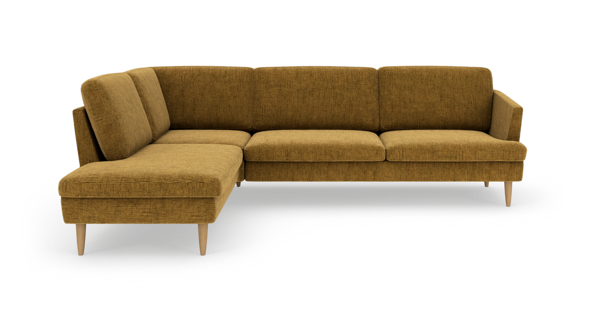 Sennepsgul L‑sofa med chaiselong til venstre, stofbetræk og lyse træben, frilagt produktfoto.